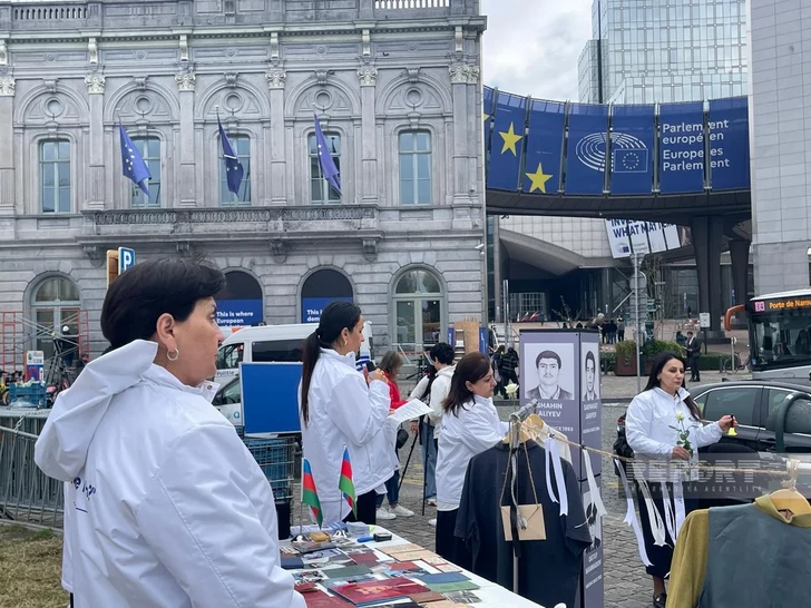 Семьи пропавших без вести в I Карабахской войне азербайджанцев провели акцию перед Европарламентом