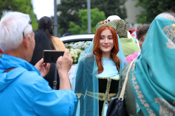 Media.az - Новости Азербайджана - В Баку в рамках WUF13 организовали шествие в национальных костюмах