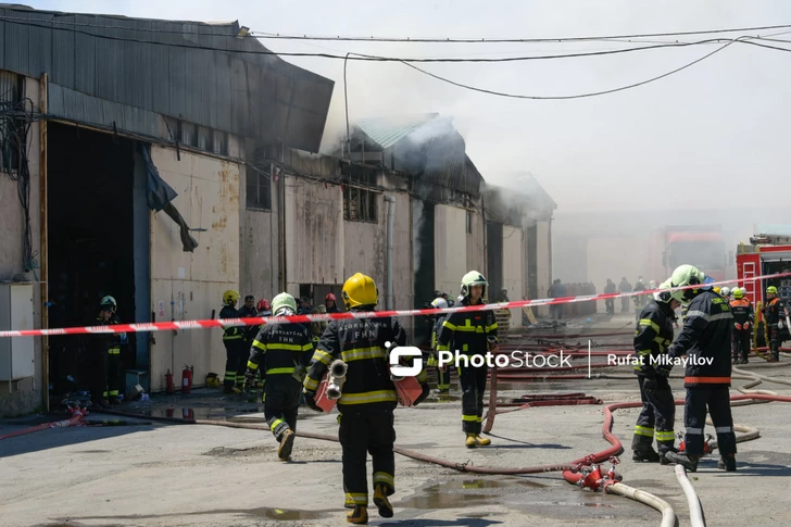Пожар на складах в Баку потушен