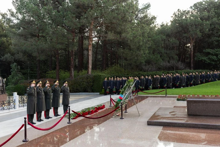 Media.az - Новости Азербайджана - Чиновники Азербайджана посетили могилу Гейдара Алиева