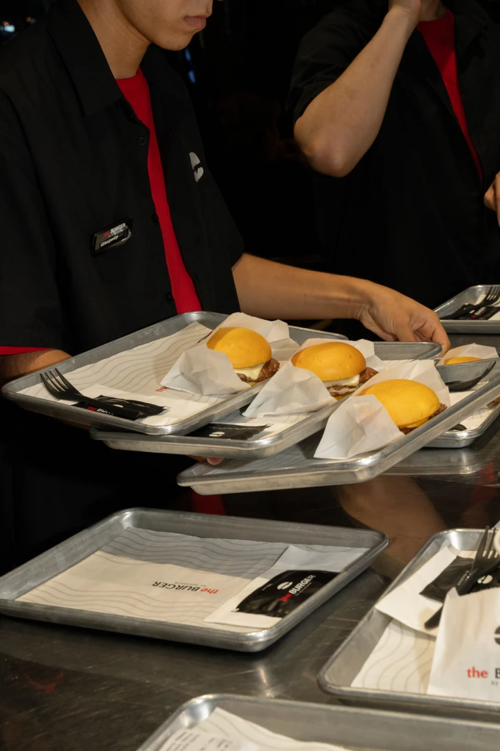 Media.az - Новости Азербайджана - The Burger by Havakand открылся в Баку и пригласил пилотов Формулы попробовать фирменные бургеры