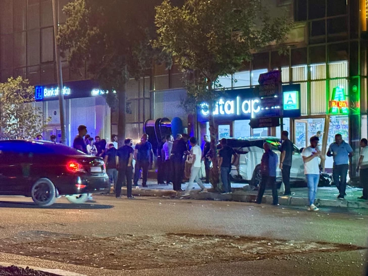 В Гяндже автомобиль врезался в аптеку