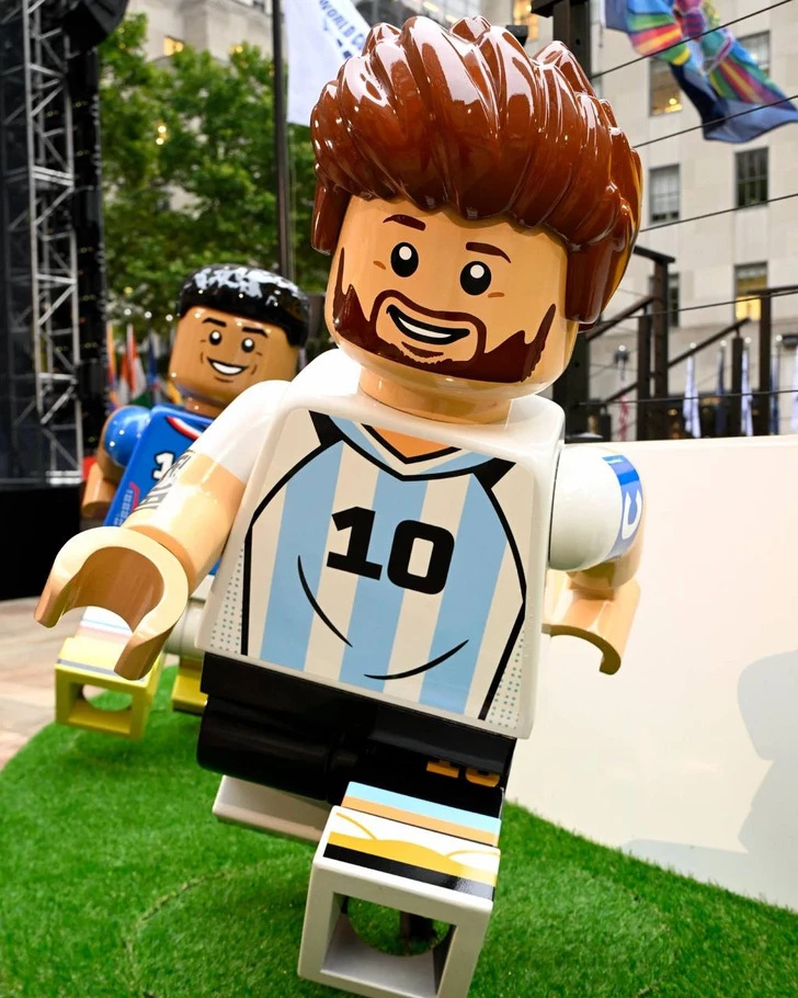 Media.az - Новости Азербайджана - LEGO представила гигантский кубок ЧМ-2026 в Нью-Йорке