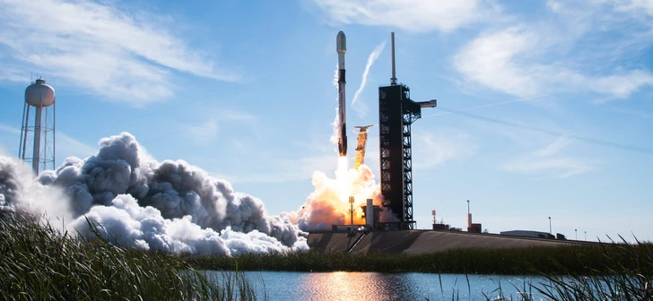 Компания SpaceX запустила спутник цифрового радиовещания на орбиту