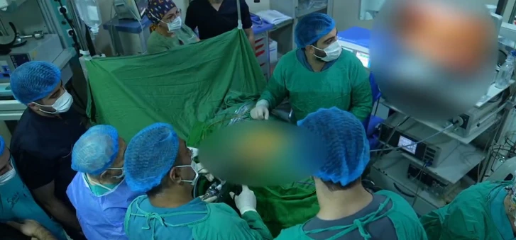 В Баку пациентке с гипертоническими кризами удалили образование надпочечника без открытой операции
