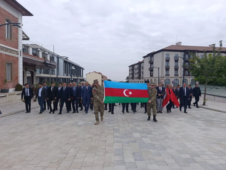 Минута молчания и шествие: в Ханкенди почтили память шехидов