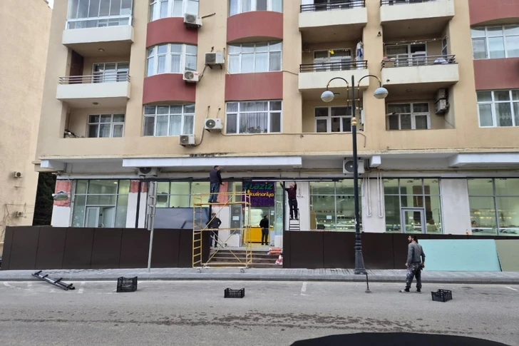 В Баку демонтирована незаконная пристройка на пешеходном тротуаре