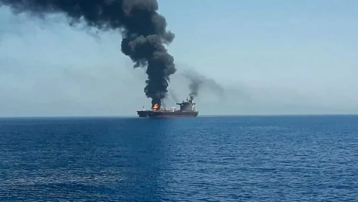 Пожар вспыхнул на танкере после поражения снарядом в Ормузском проливе