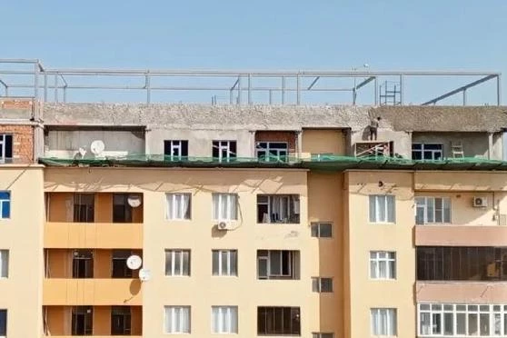 Жители многоэтажки в Хырдалане обеспокоены надстройкой двух этажей на их доме