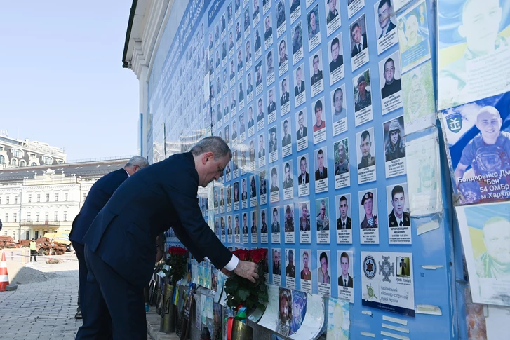 Глава МИД Азербайджана посетил мемориал павшим защитникам Украины