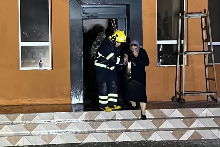 Ночной пожар в Баку: 27 человек отравились дымом, один - в тяжелом состоянии