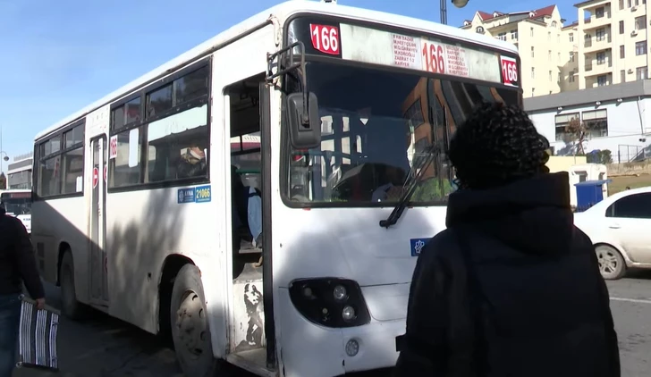 Пассажиры бакинского маршрута страдают от нерегулярного движения автобусов