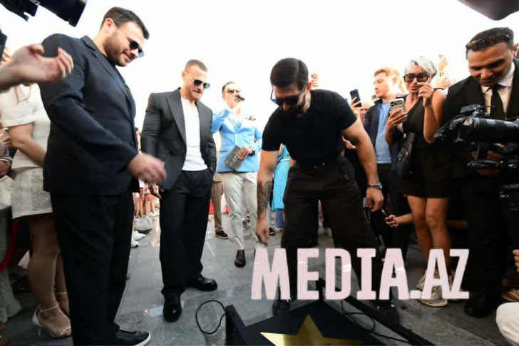 Media.az - Новости Азербайджана - Керем Бюрсин получил именную звезду на Sea Breeze Walk of Fame