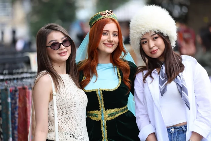 Media.az - Новости Азербайджана - В Баку в рамках WUF13 организовали шествие в национальных костюмах