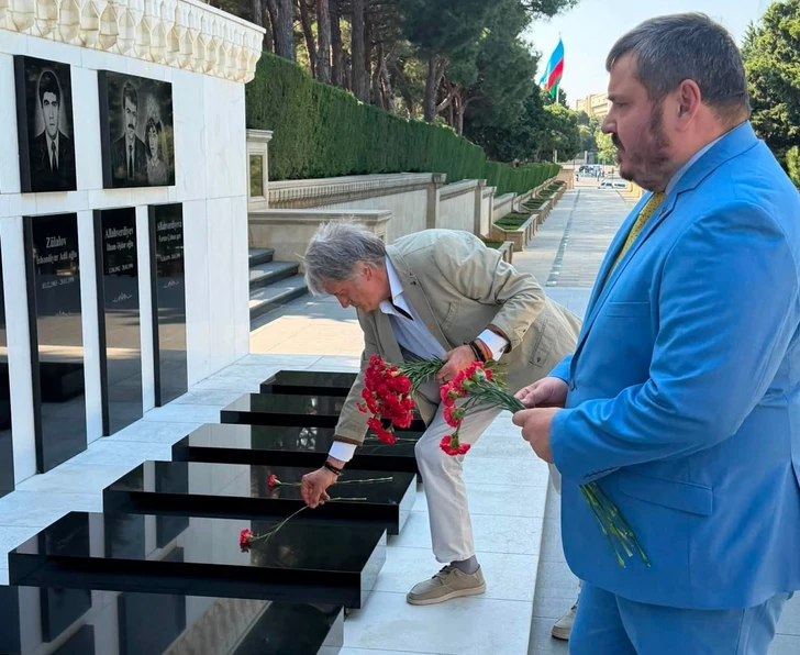 Виктор Ющенко посетил Аллею шехидов и почтил память украинского летчика в Баку