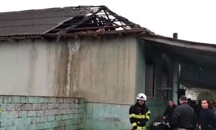 В Сальянском районе молния ударила в жилой дом и вызвала пожар