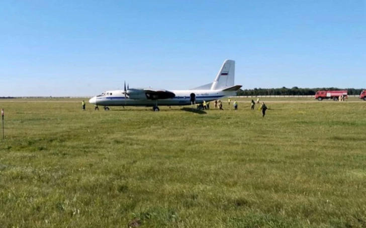 ЧП в Тюмени: Ан-24 с 40 пассажирами выкатился за пределы ВПП