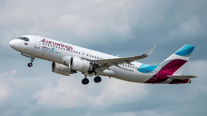 В самолет Eurowings попала молния, рейс прерван