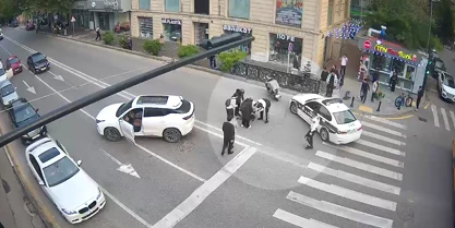 В Баку автомобиль сбил женщину и ее малолетнего сына