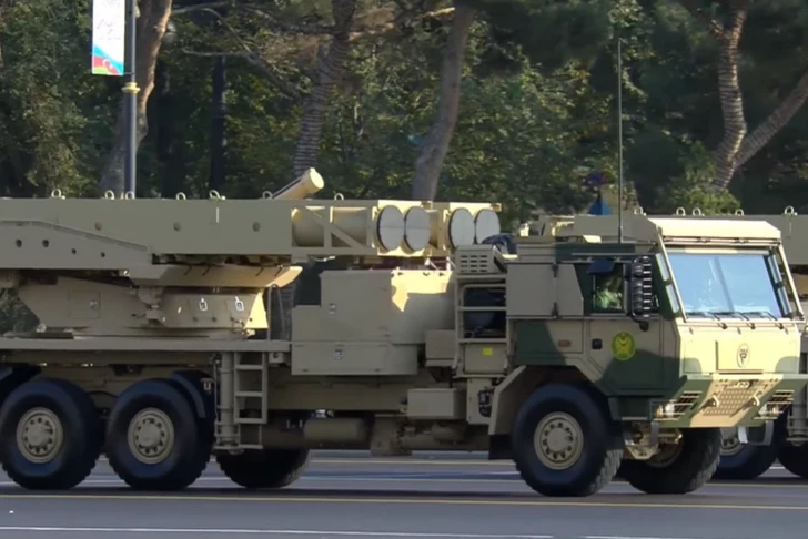 Азербайджан представил новый высокоточный ракетный комплекс Predator Hawk на параде в Баку