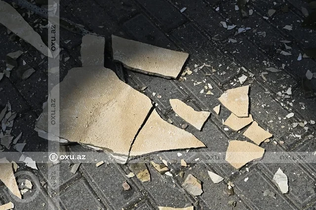 Media.az - Новости Азербайджана - В центре Баку с балкона старого дома обрушилась штукатурка