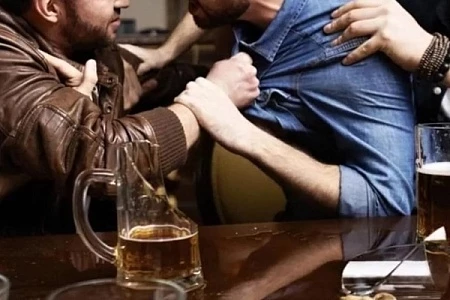 Пьяный дебошир пойман в Баку: разнес кафе, а потом ограбил мужчину в столице
