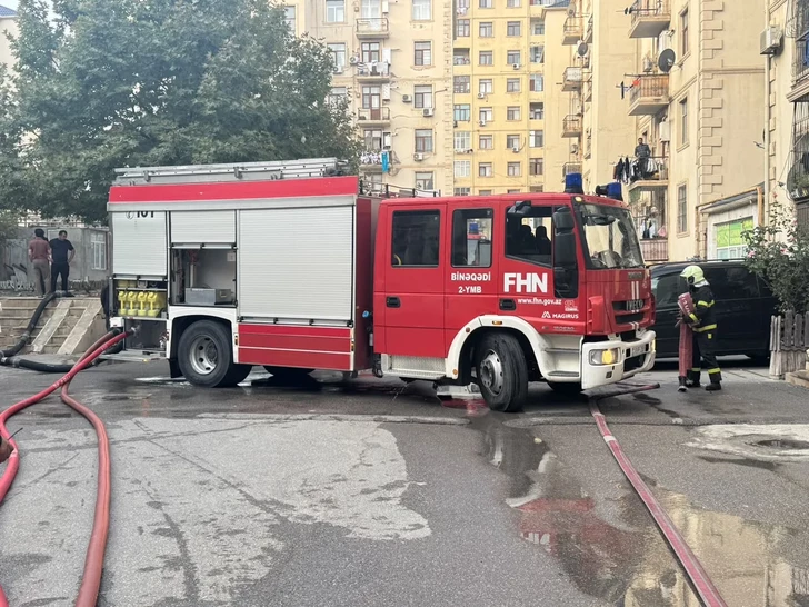 На территории жилого комплекса в Хырдалане вспыхнул пожар