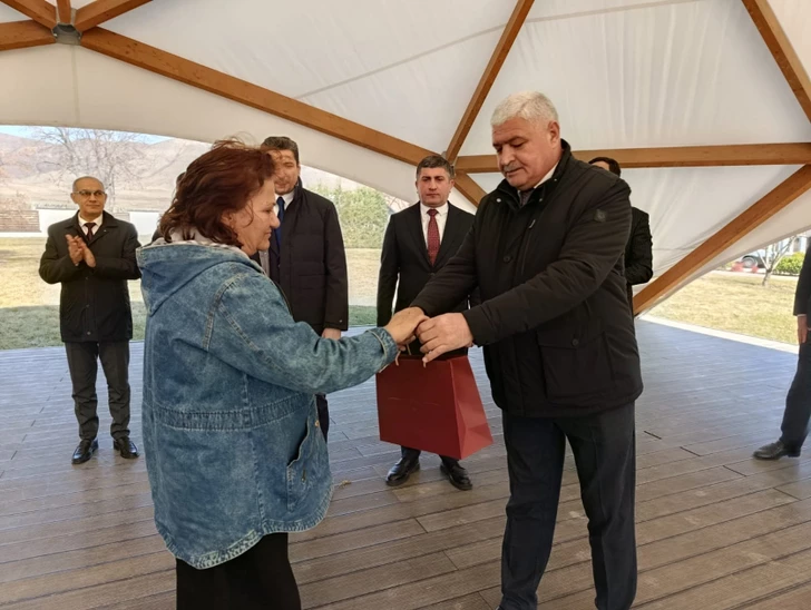Media.az - Новости Азербайджана - В ходжалинское село Ханабад прибыла первая группа переселенцев, им вручены ключи от домов