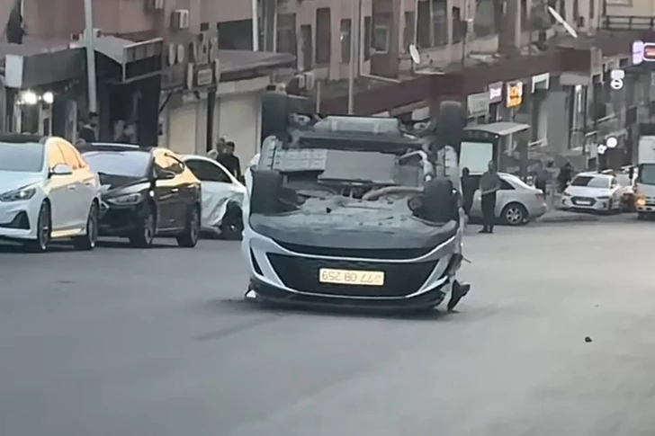 В Баку автомобиль перевернулся после потери управления
