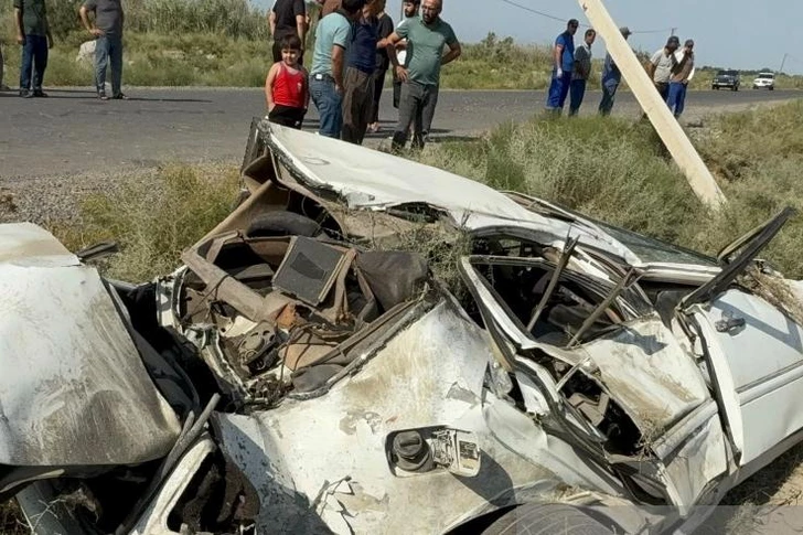 В Зардабском районе автомобиль врезался в столб: есть погибший и пострадавшие