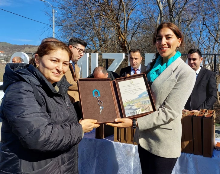 В Гадруте, Гырмызы Базар Ходжавендского района и Ходжалы семьям вручили ключи от новых домов
