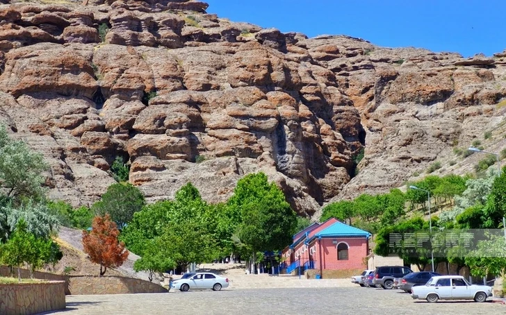 Священная пещера «Асхаби-Кахф» - одно из самых посещаемых мест во время празднования Гурбан байрамы