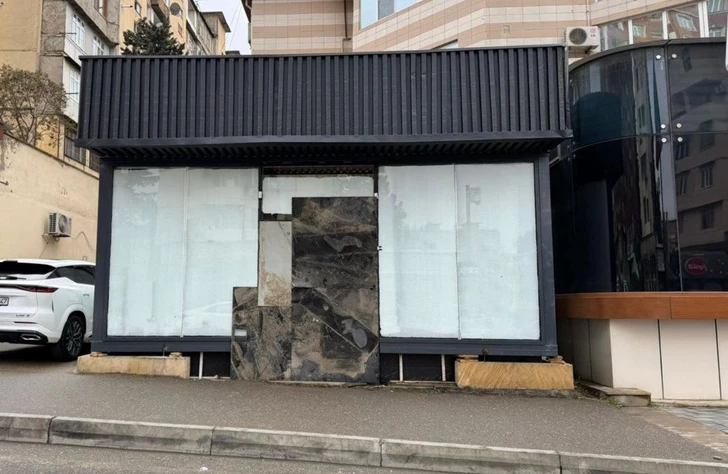 Жители Хатаинского района жалуются на застройку тротуара на улице Сараево