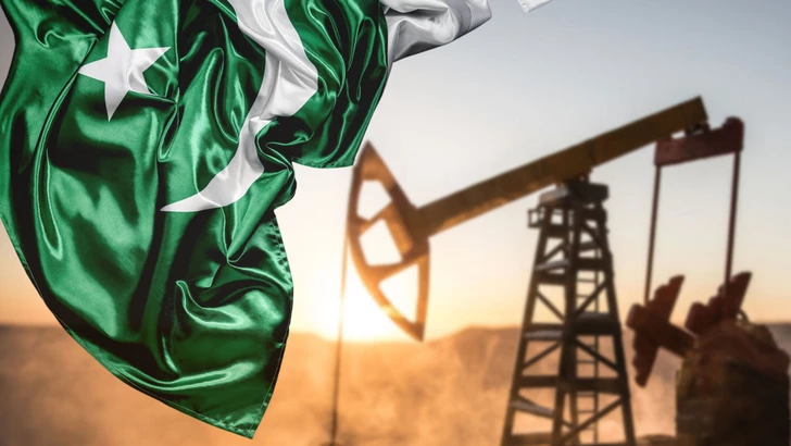 Пакистан на грани энергетического кризиса: нефти осталось всего на 28 дней