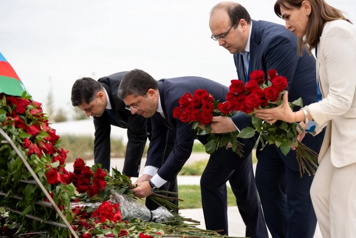 Находящаяся с визитом в Азербайджане делегация Узбекистана посетила Памятник Победы