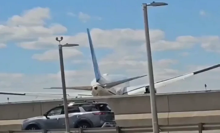 В США самолет United Airlines зацепил грузовик пекарни при посадке, есть пострадавший