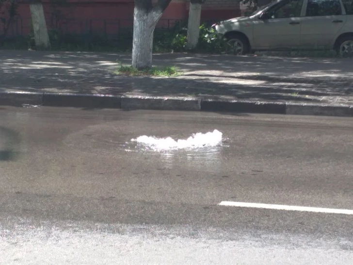 Разрыв трубы оставил улицу в Баку под водой