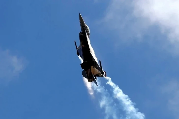 Американский F-16 перехватил самолет над резиденцией Трампа