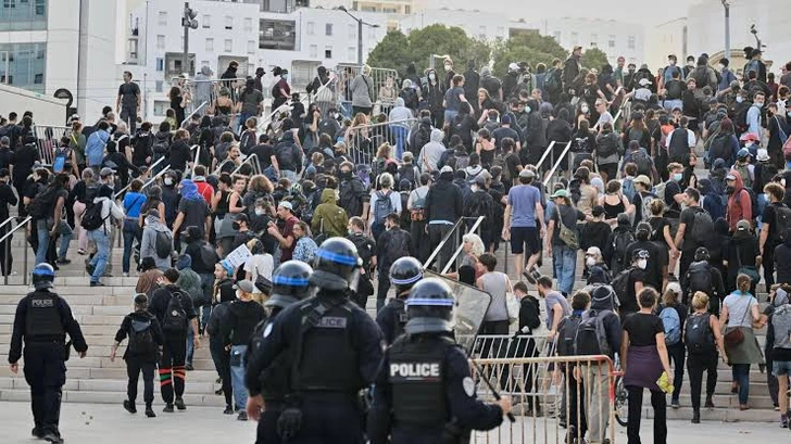 Во Франции десятки студентов пострадали в ходе протестов