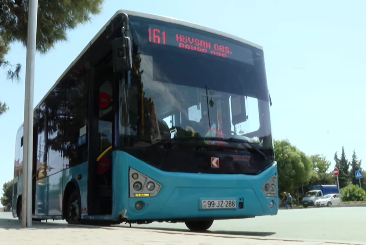 На скорости 60 км/ч с открытыми дверями: опасный рейс автобуса в Баку