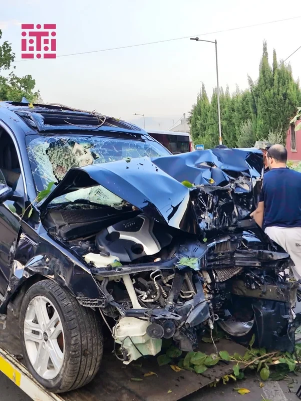 Media.az - Новости Азербайджана - В Гяндже автомобиль врезался в дерево: есть пострадавшие