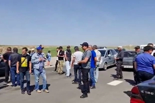 Протестующие армяне перекрыли тракторами трассу в Иран