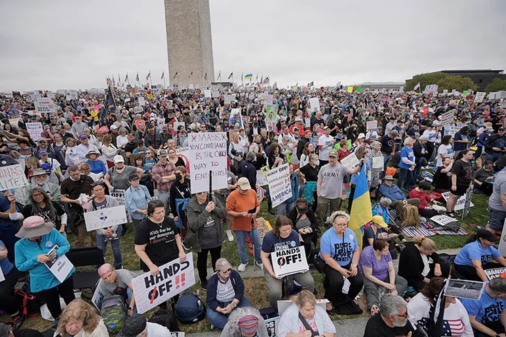 В США начались крупные демонстрации против политики Трампа