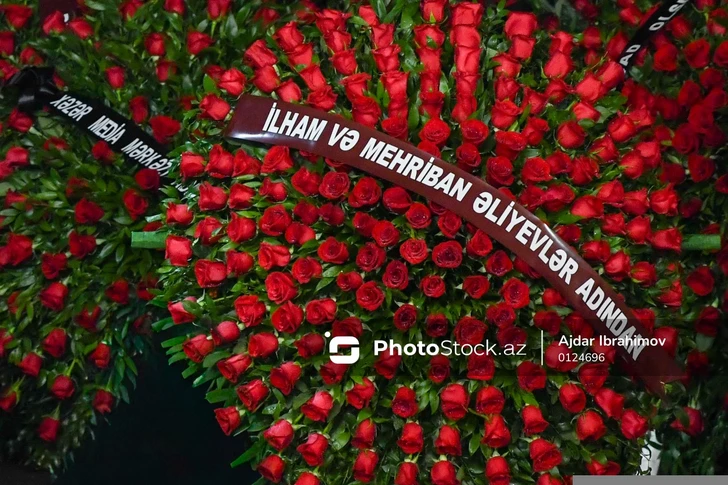 Ильхам Алиев и Мехрибан Алиева отправили венок на церемонию прощания с Джабиром Имановым