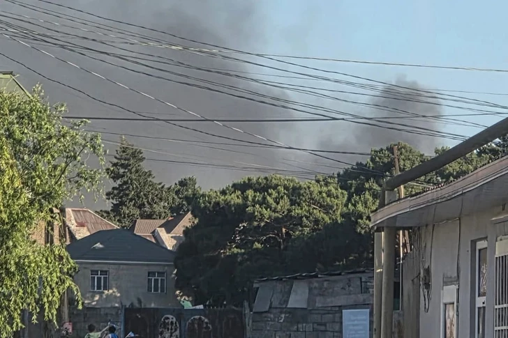 В одном из районов Баку начался крупный пожар