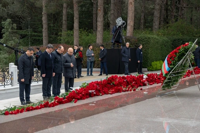 Media.az - Новости Азербайджана - Чиновники Азербайджана посетили могилу Гейдара Алиева