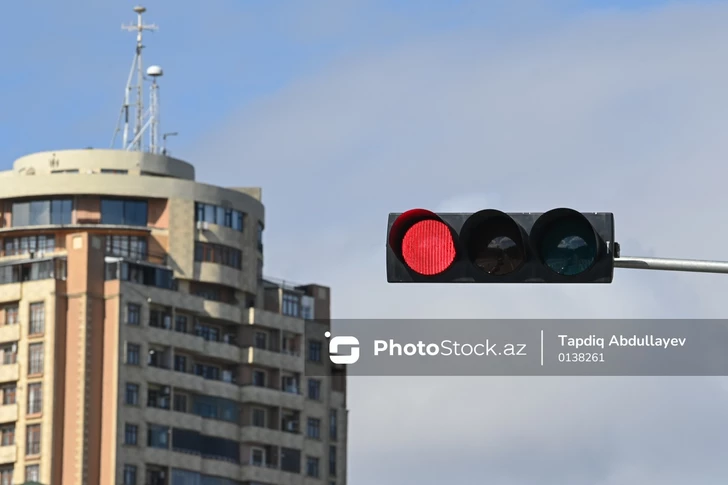 На одной из улиц Баку изменен режим работы светофоров для сокращения заторов