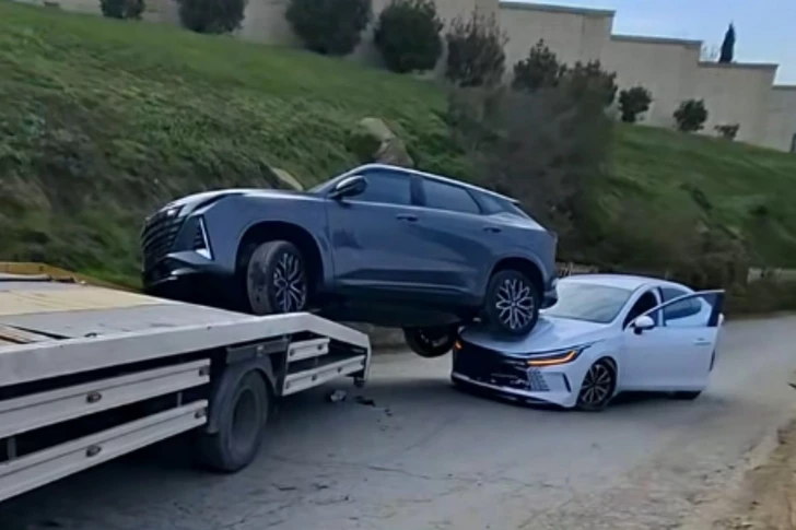 В Гарадагском районе Баку автомобиль упал с эвакуатора на другую машину