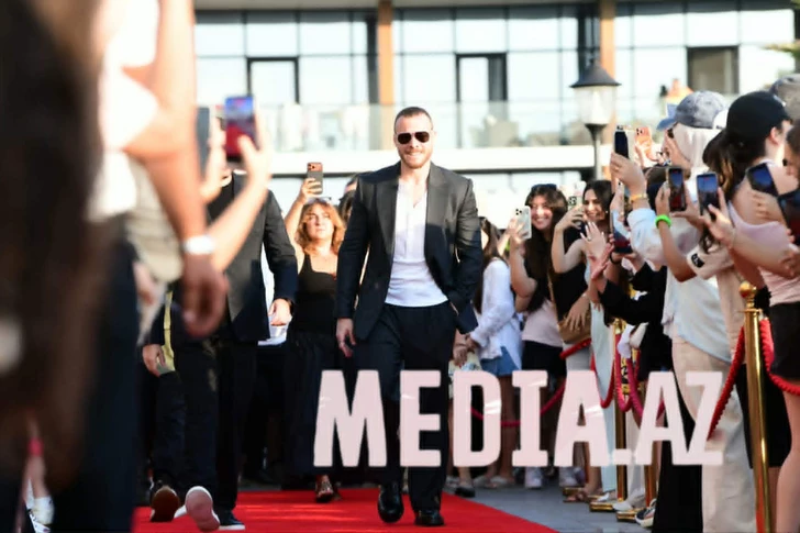Керем Бюрсин получил именную звезду на Sea Breeze Walk of Fame