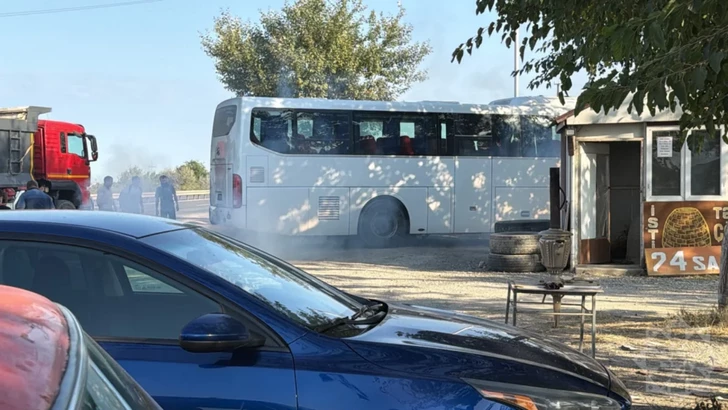 Пассажирский автобус Хачмаз - Баку внезапно загорелся на ходу